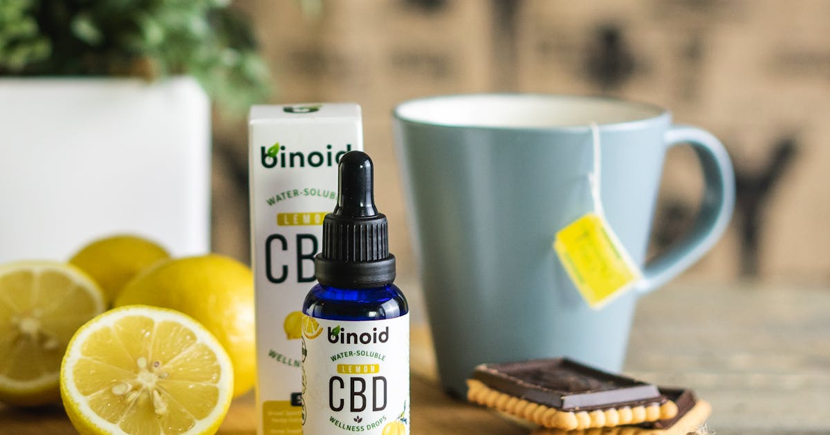 Huile de CBD et tisane sur plan de travail - ambiance concentration et bien-etre Kingston CBD