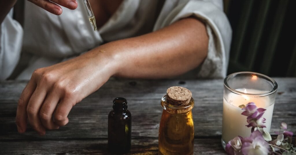 Moment de bien-être avec une huile de CBD, une bougie et des fleurs, illustrant le système endocannabinoïde