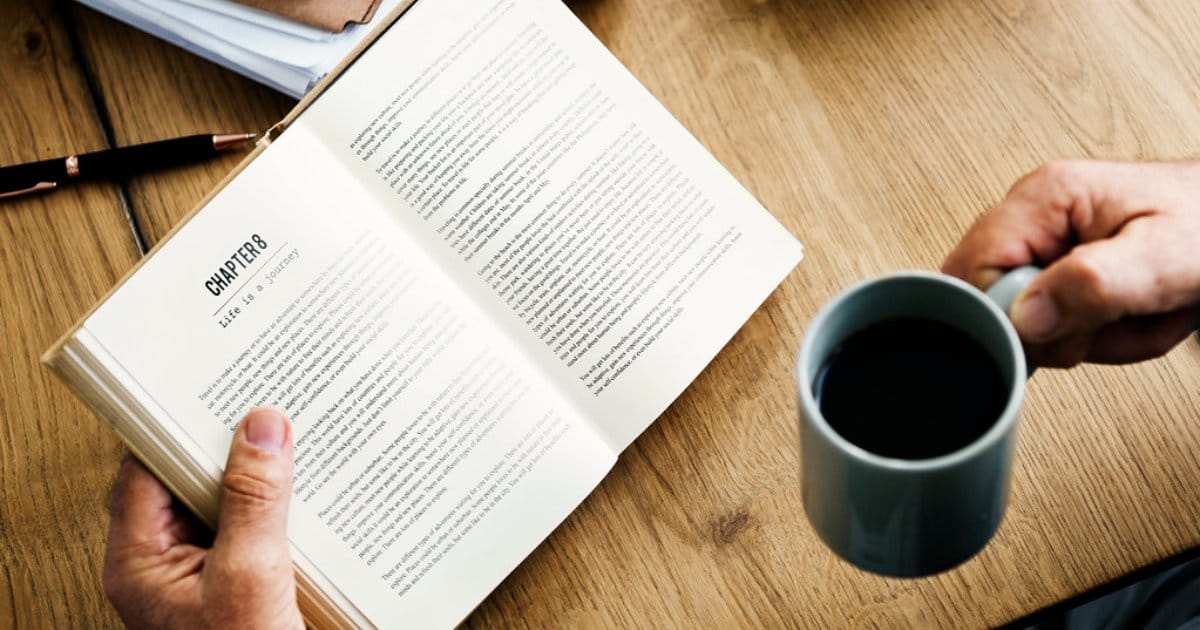 CBD au quotidien : 10 astuces pratiques — Kingston CBD Tasse de café, carnet et moment de pause : intégrer le CBD au quotidien