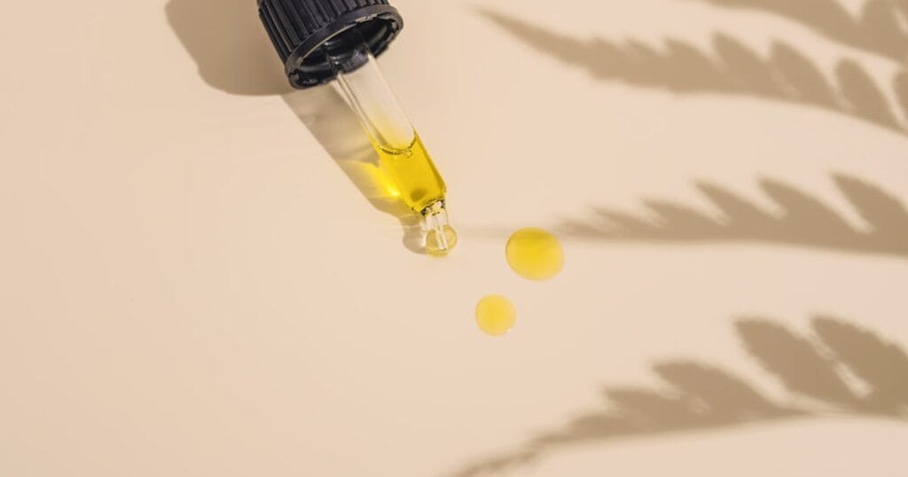 Flacon compte-gouttes d huile de CBD pose sur une table