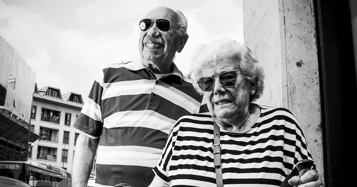CBD après 60 ans : couple de seniors en randonnée — Kingston CBD Couple de seniors marchant avec des bâtons de randonnée en plein air — CBD après 60 ans, guide Kingston CBD